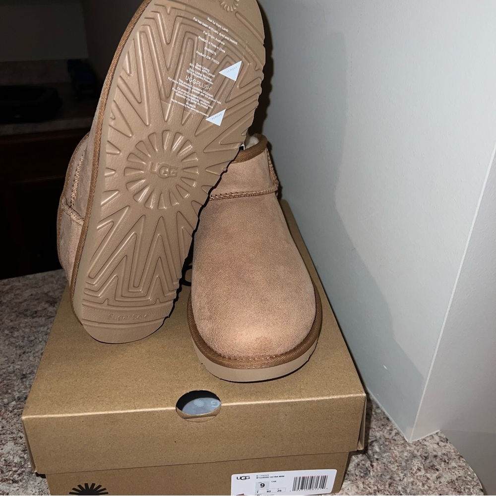 Uggs Women’s Classic Ultra Mini Ankle Boot, Chestnut 9w US- BRAND NEW